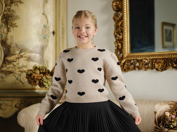Maglione con stampa cuori con gonnellina a pieghe in manolana
