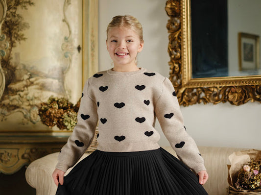 Maglione con stampa cuori con gonnellina a pieghe in manolana