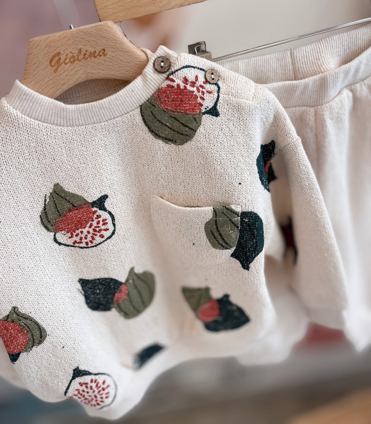 Felpa con taschino stampa fichi e pantalone ecru
