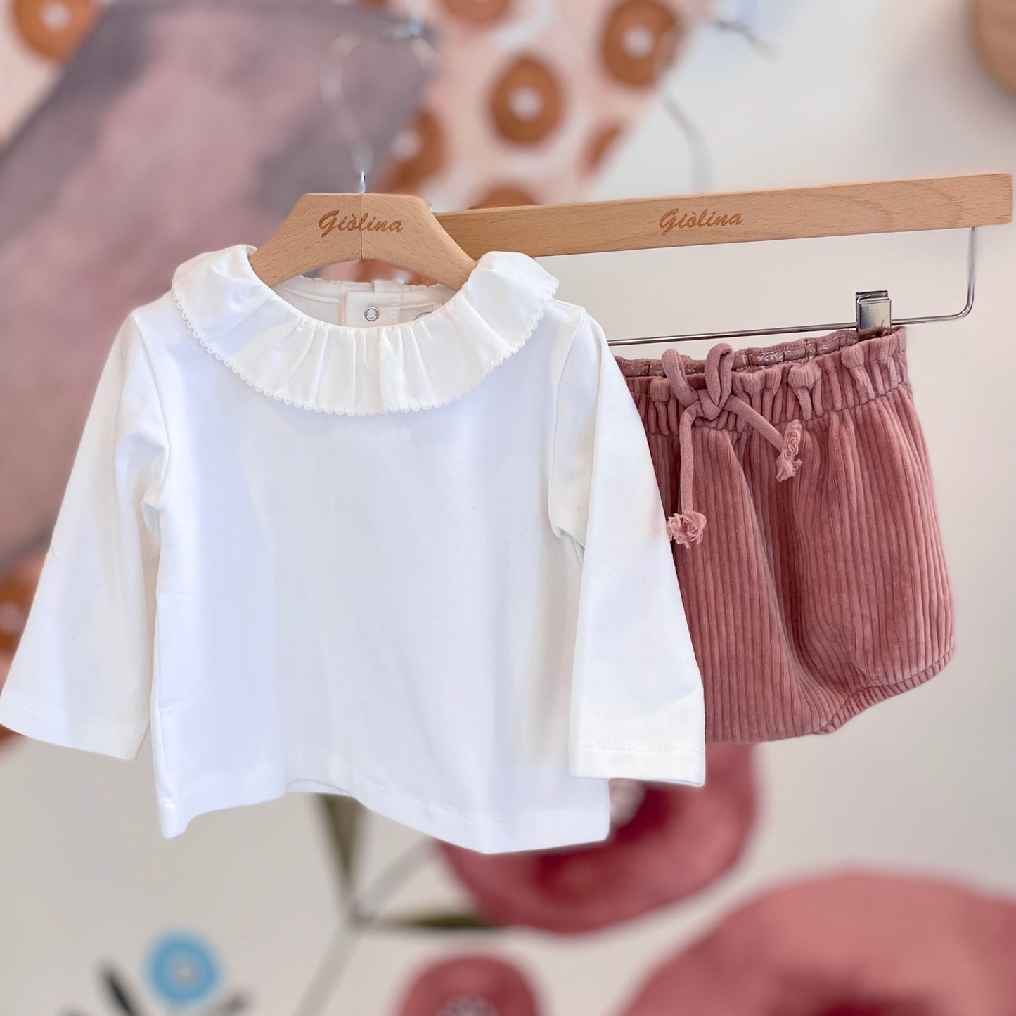 Golfino in lana incrociato con bloomer rosa in velluto elasticizzato e t-shirt bianca felpata