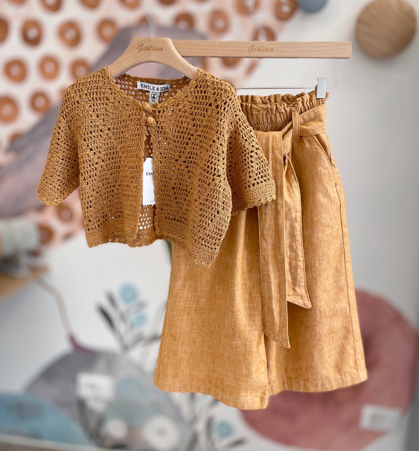 Top, pantalone largo con fusciacca, cardigan e giacchino crochet