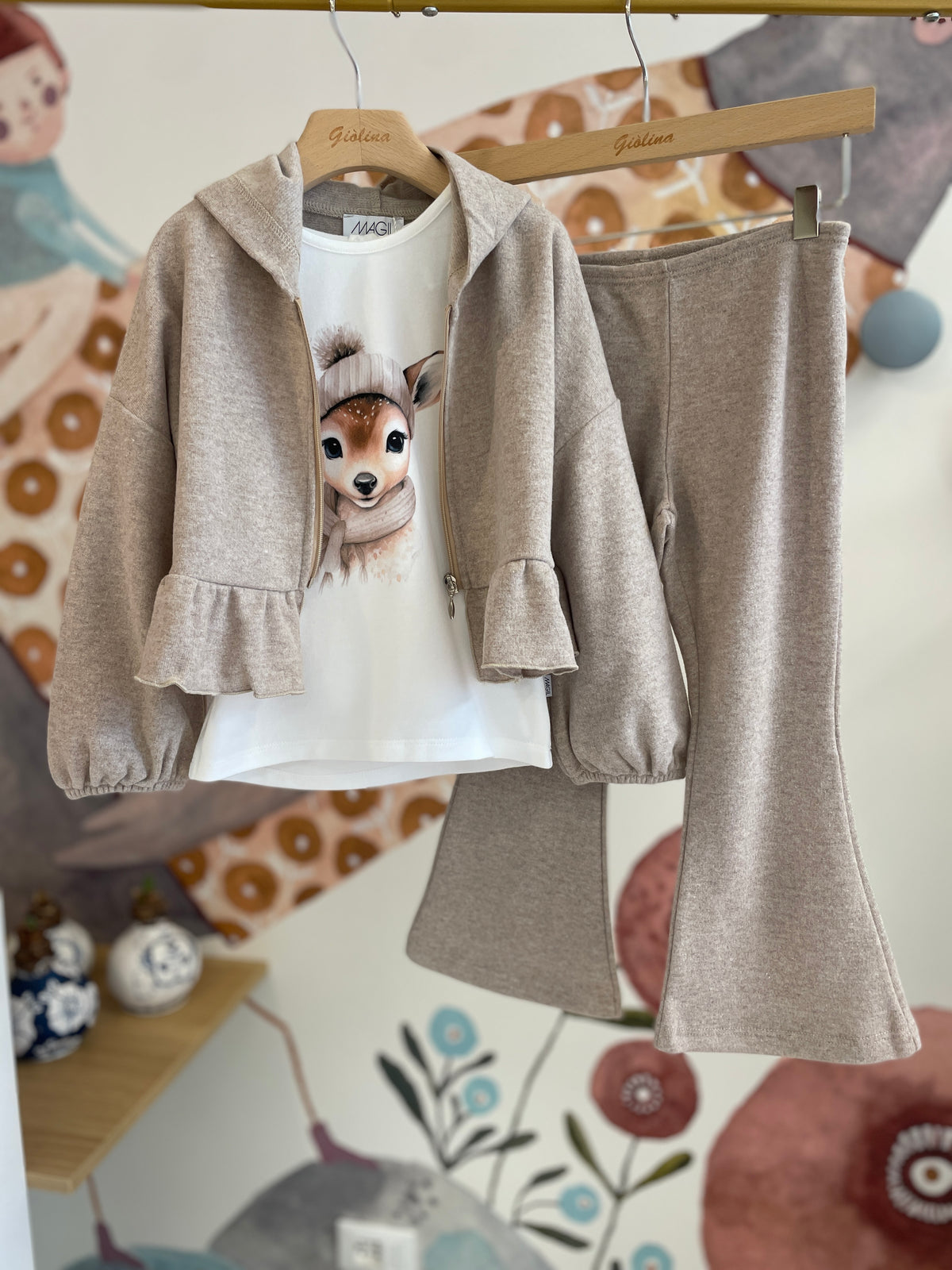 Felpina con balza in cotocashmere con leggings a zampa e t-shirt stampa cerbiatto