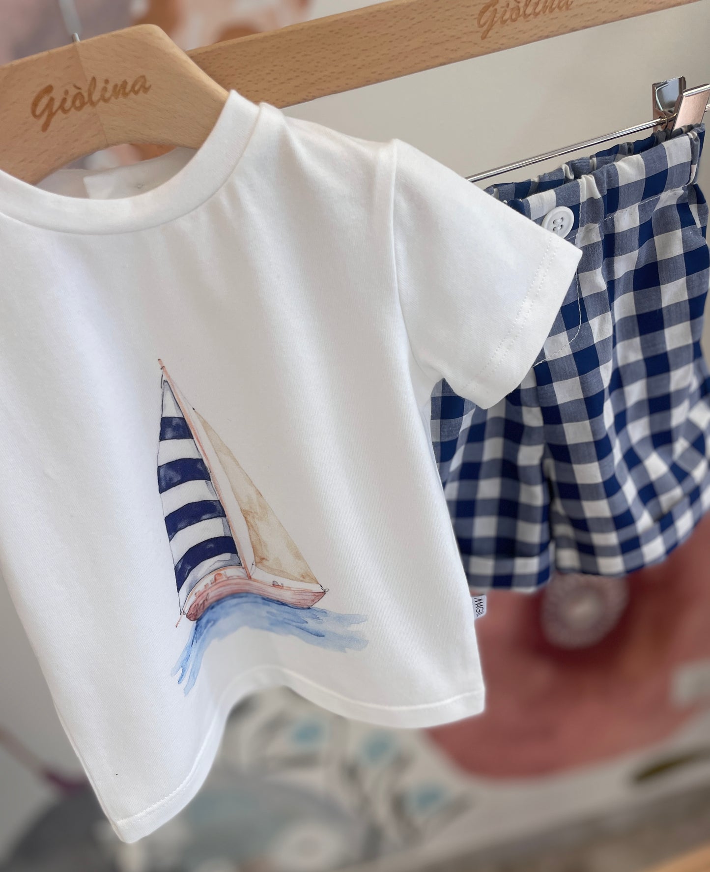 T-shirt stampa barchetta con bermuda vichy blu