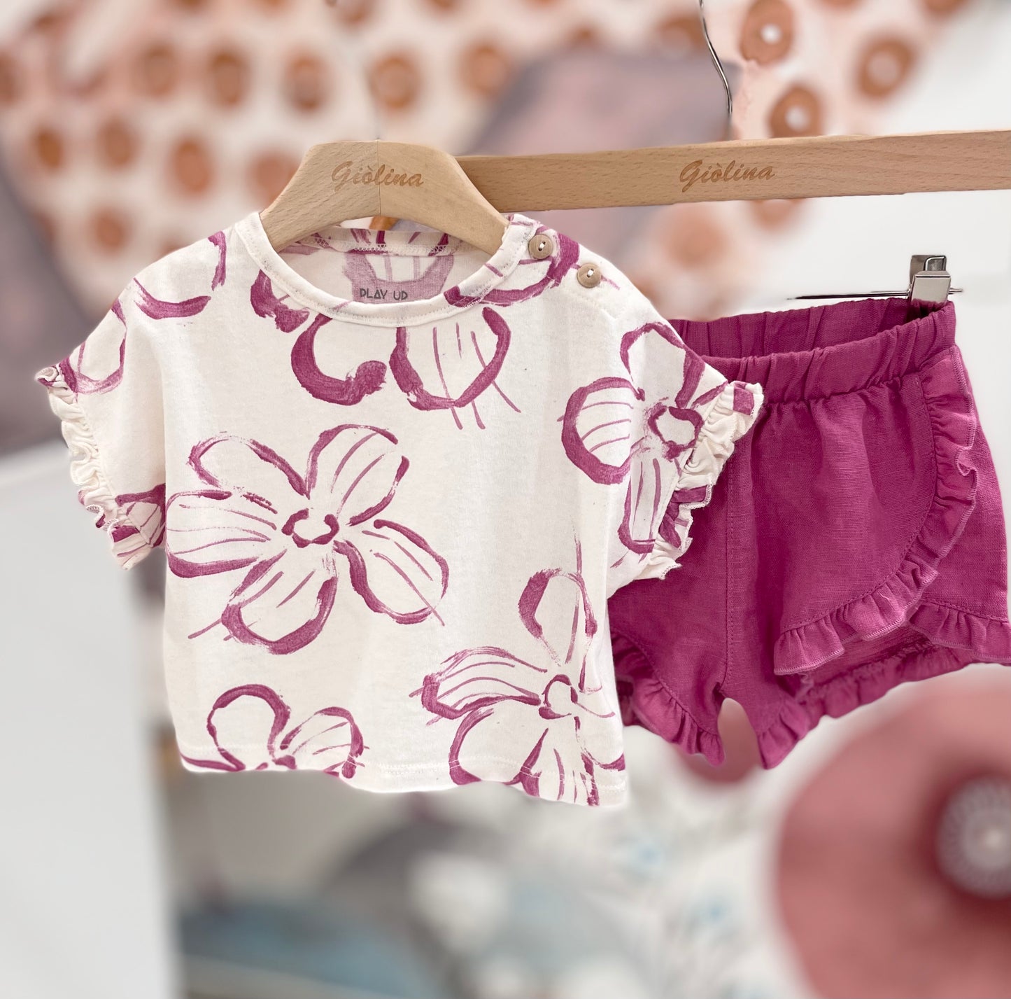 T-shirt stampa con fiori ciclamino con shorts