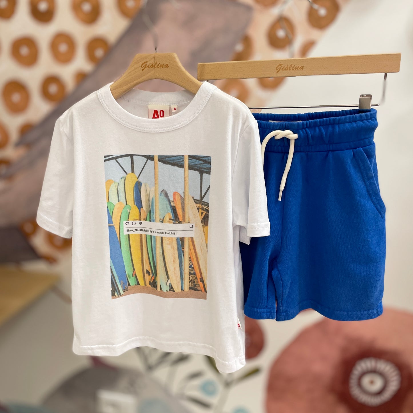 Felpa girocollo azzurra con retro tavole surf t-shirt e bermuda bluette