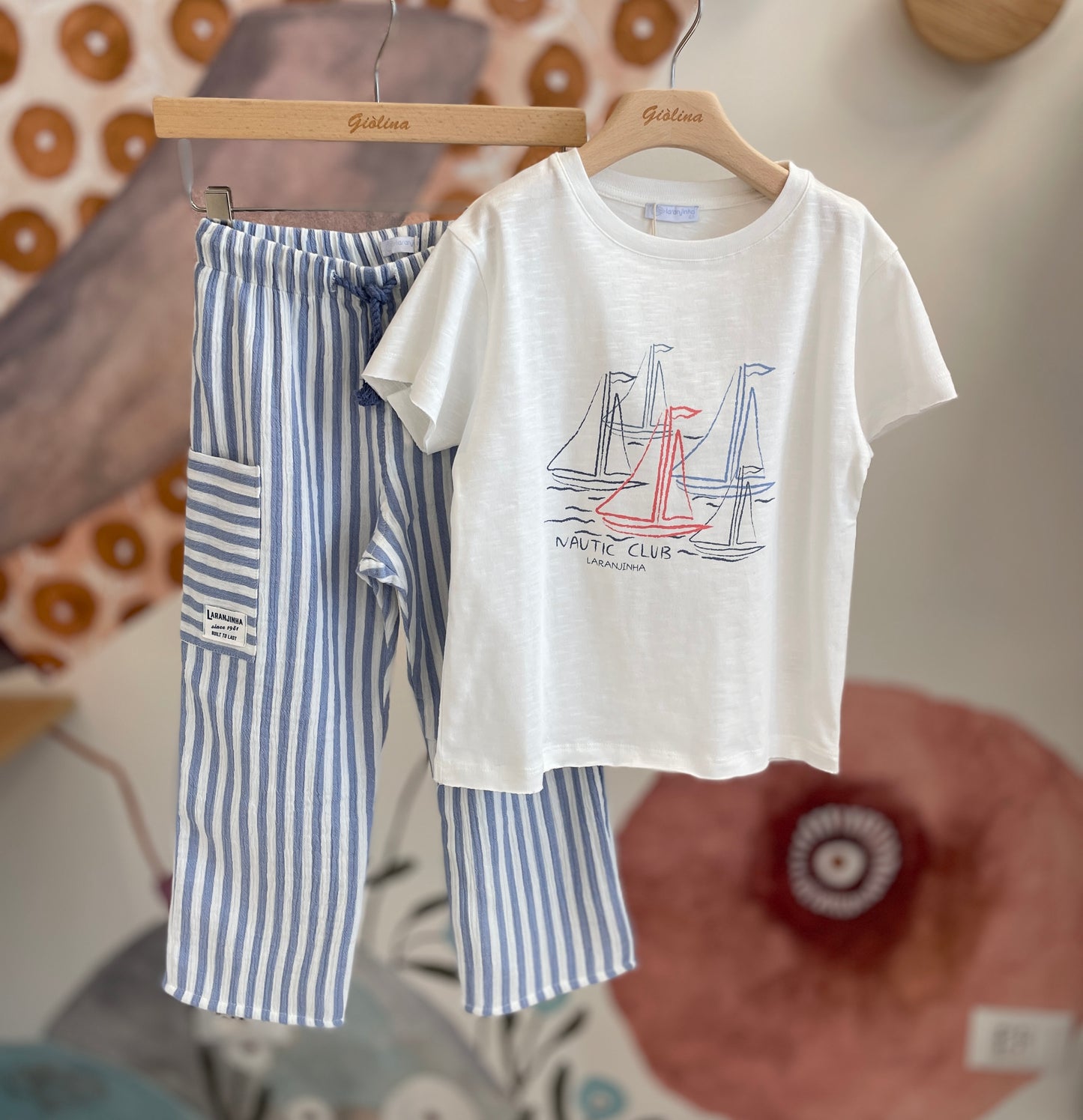 Felpina stampa barchette con t-shirt e pantalone leggero rigato