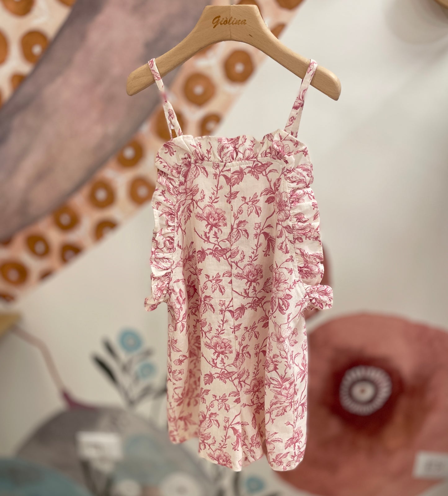 Salopette in lino flax color latte e stampa color melograno