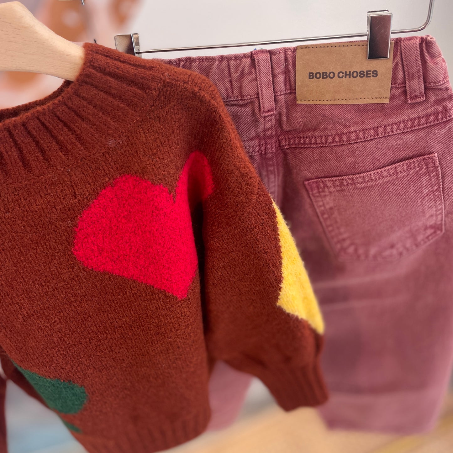 Maglia bordeaux con pantalone rosso slavato