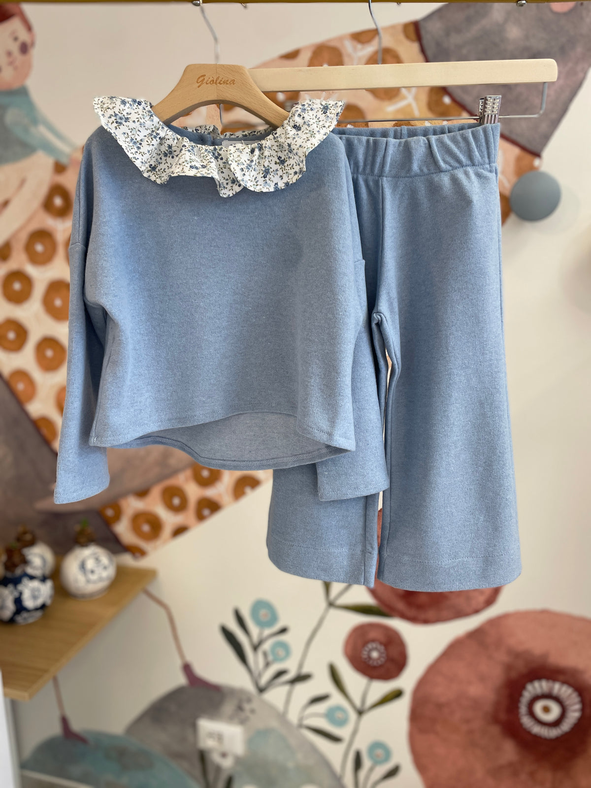 Maglia cotocashmere con collo fiorellino ,  gaucho azzurro e t-shirt cerbiatto