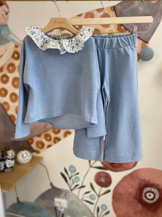 Maglia cotocashmere con collo fiorellino ,  gaucho azzurro e t-shirt cerbiatto