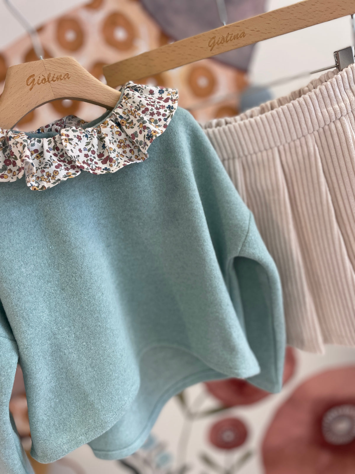 Maglia con colletto fiorellini e gonna a pieghe in velluto