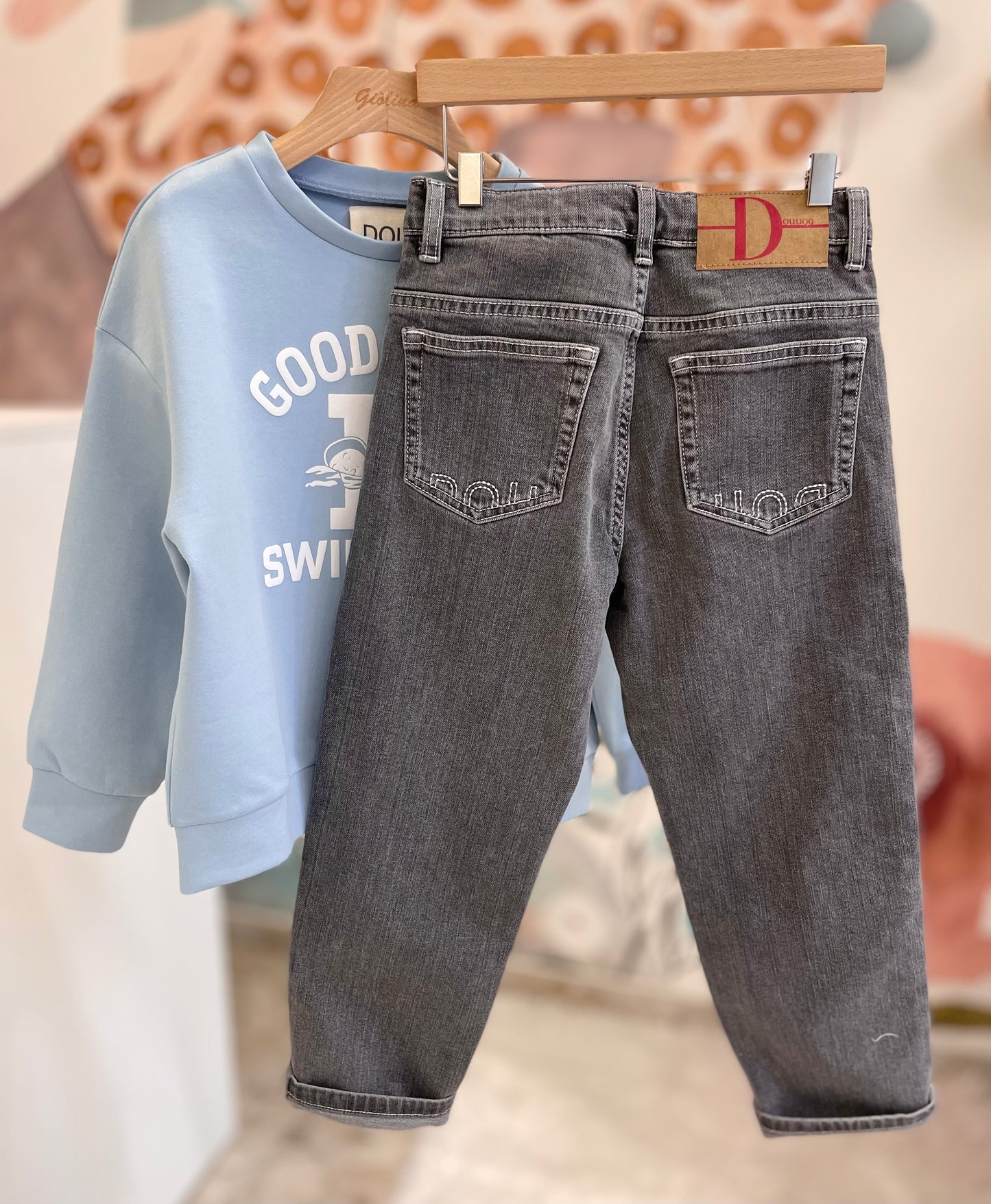 Felpa azzurra con scritta “ Good time swim team “ e Denim