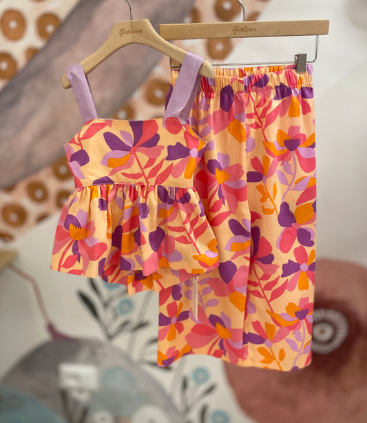 Top fantasia cut out con pantalone