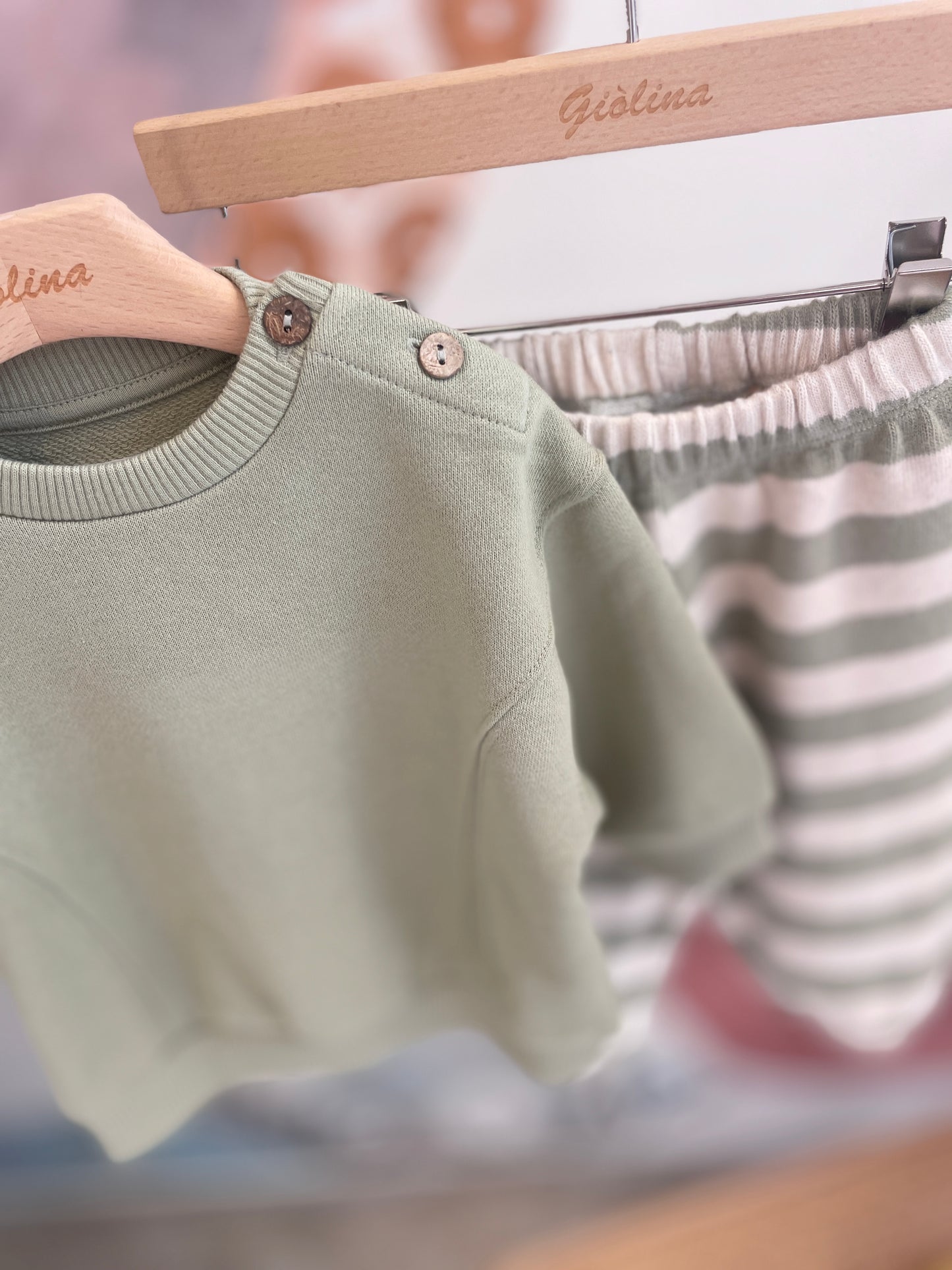 Completo sportivo in felpa con pantalone rigato verde