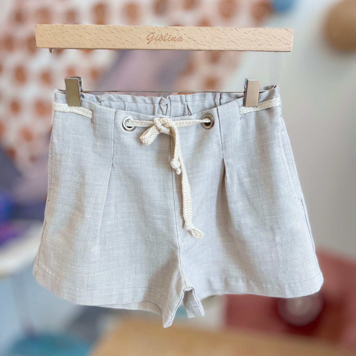 T-shirt con bermuda e cardigan smanicato