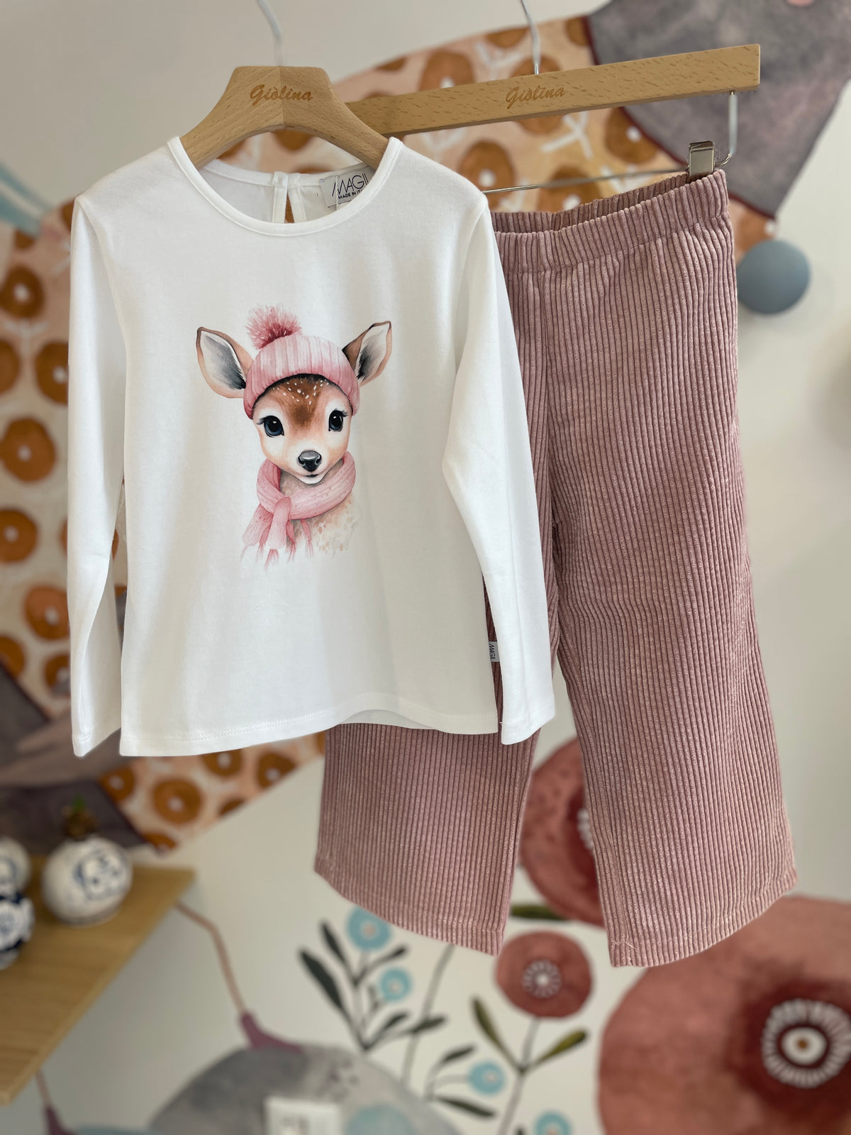 Maglia soffice con  fondo stondato , pantalone in velluto rosa e t-shirt cerbiatto