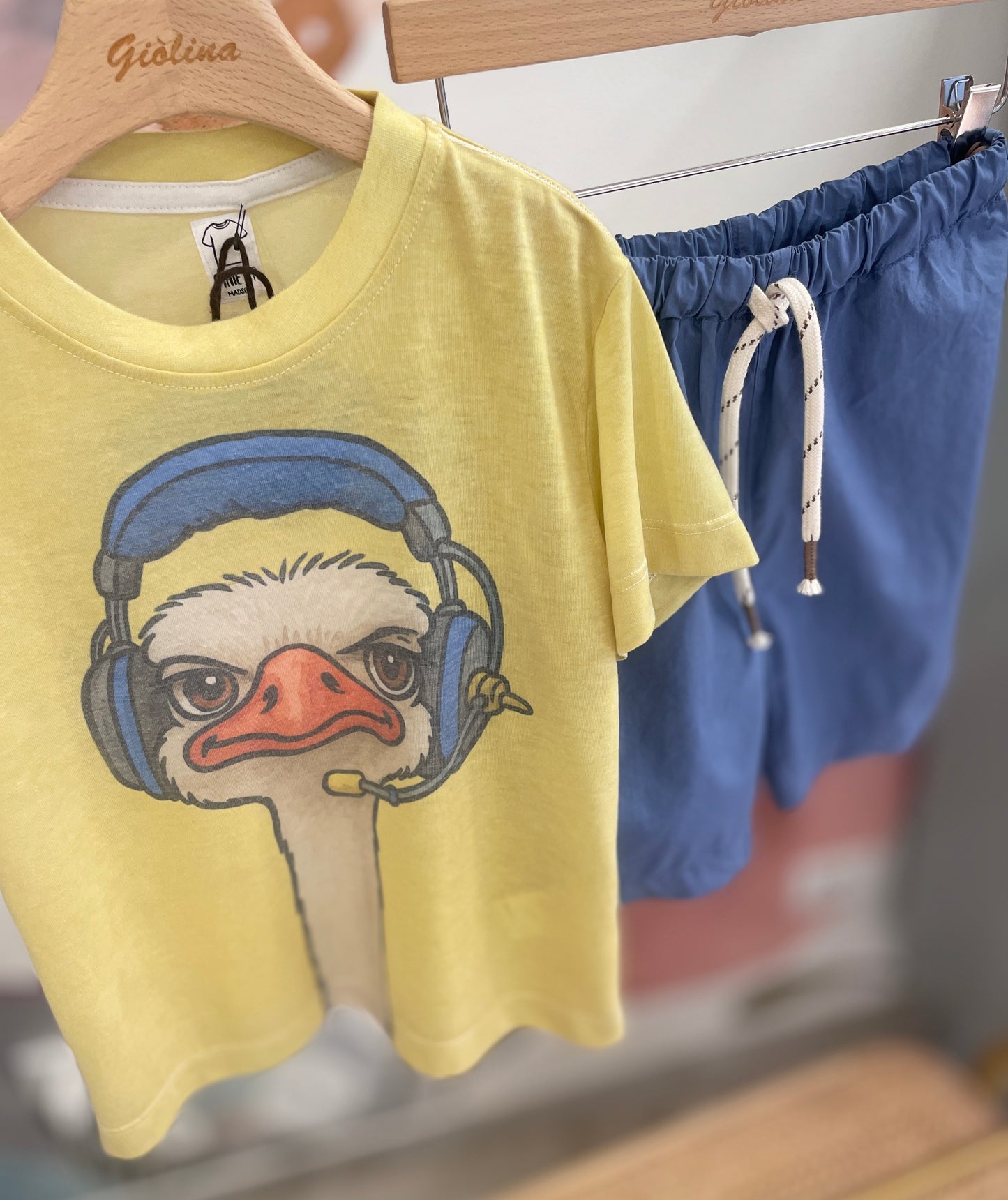 T-shirt struzzo con bermuda indaco