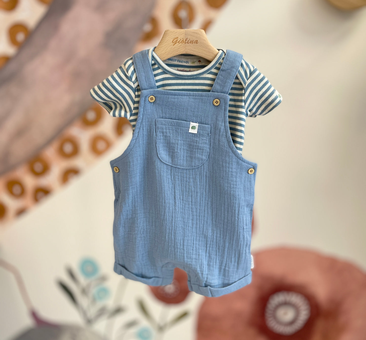 Salopette azzurra con body rigato