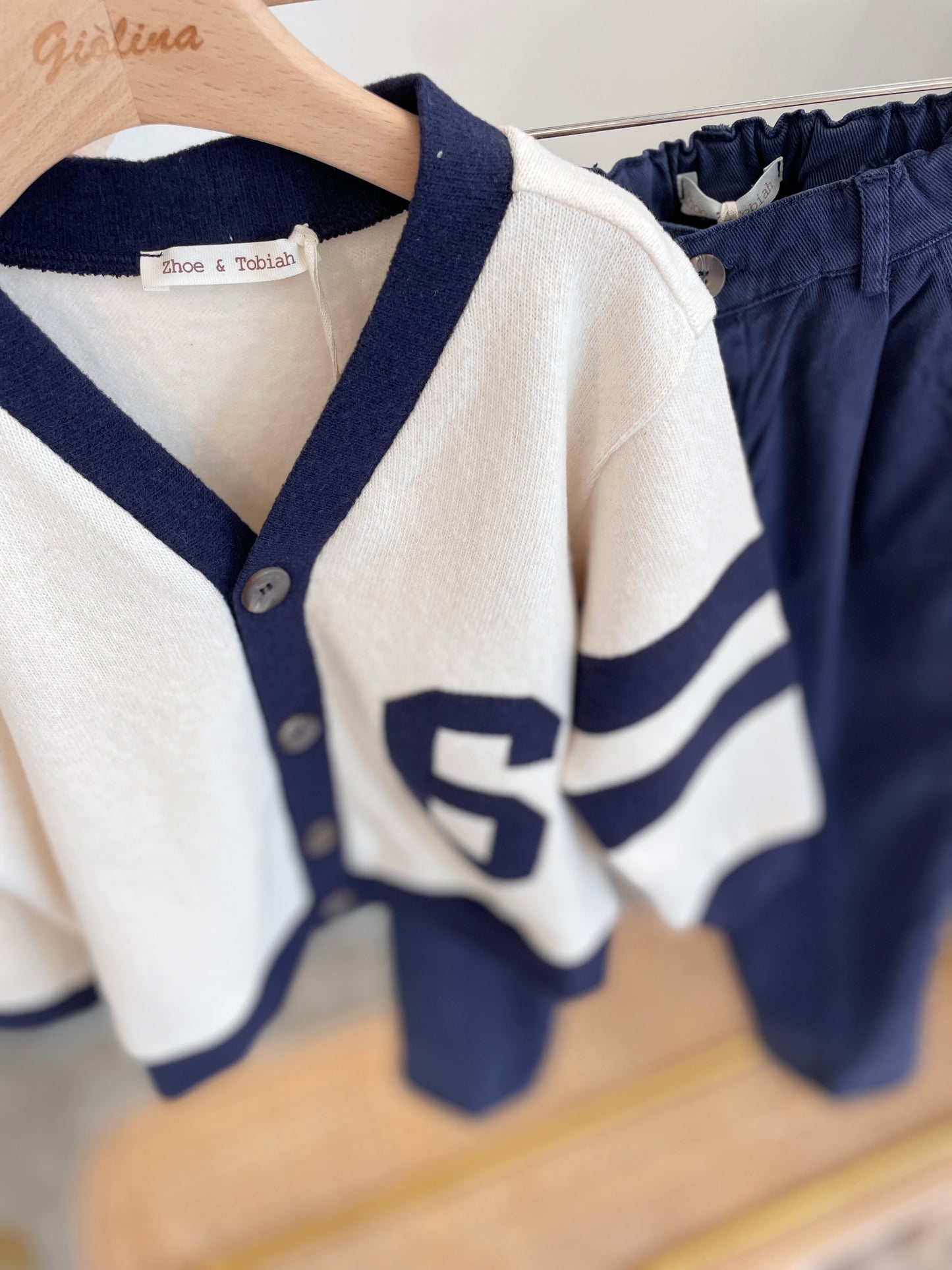 Cardigan collegiale con pantalone chino blu