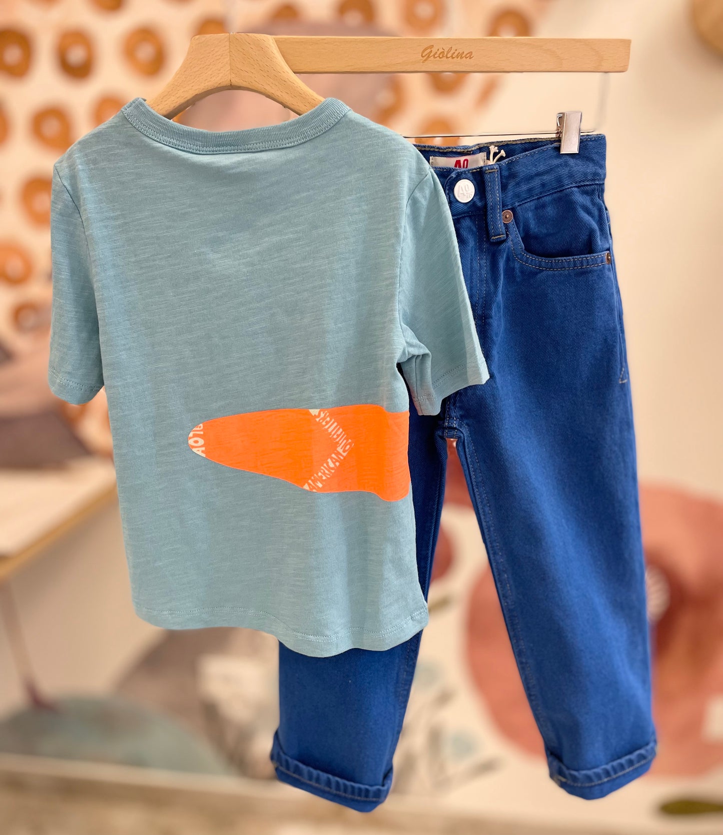 T-shirt tavola da surf e jeans bluette