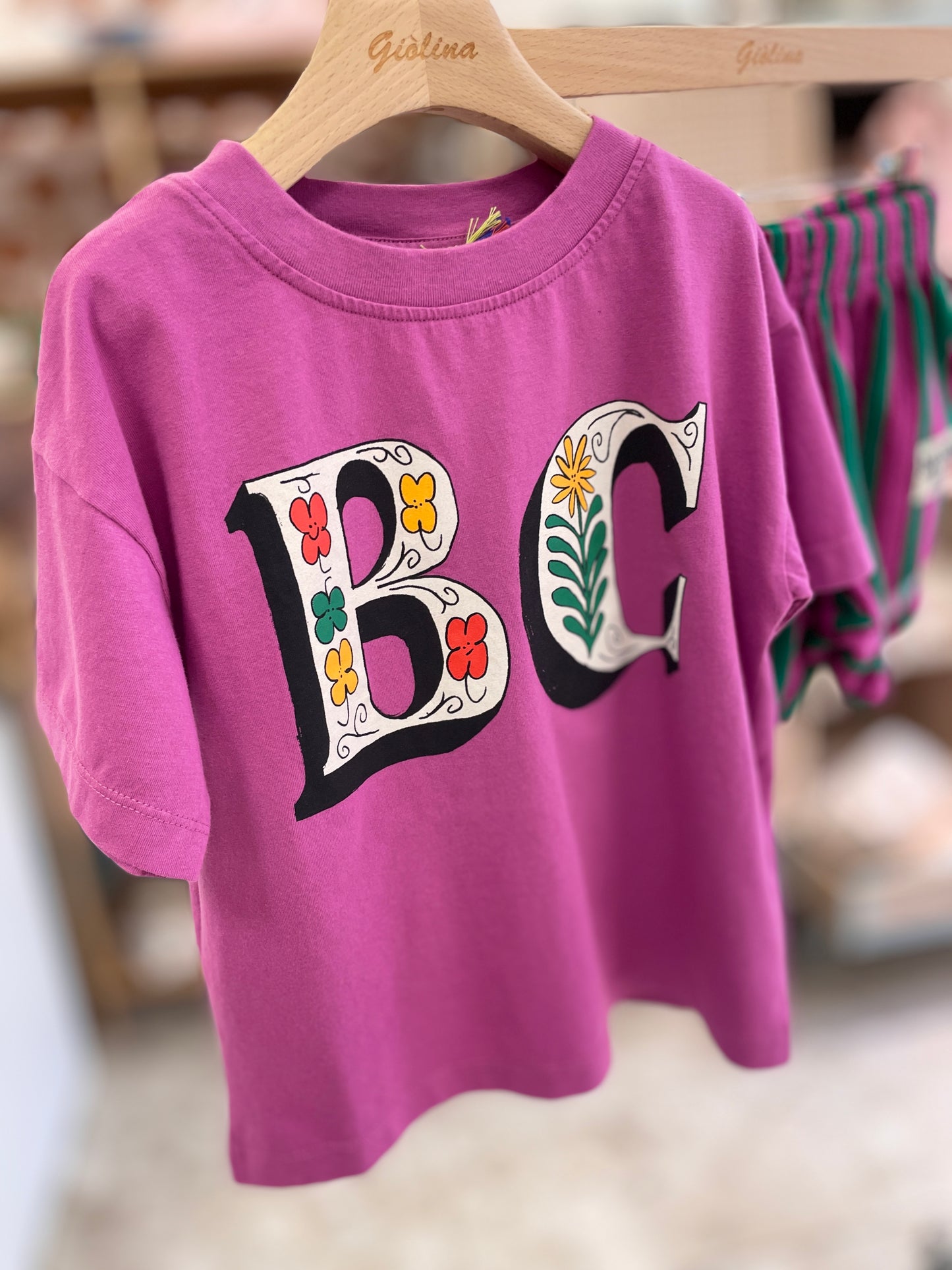 T-shirt logata “ B C “ fiori e bermuda rigato