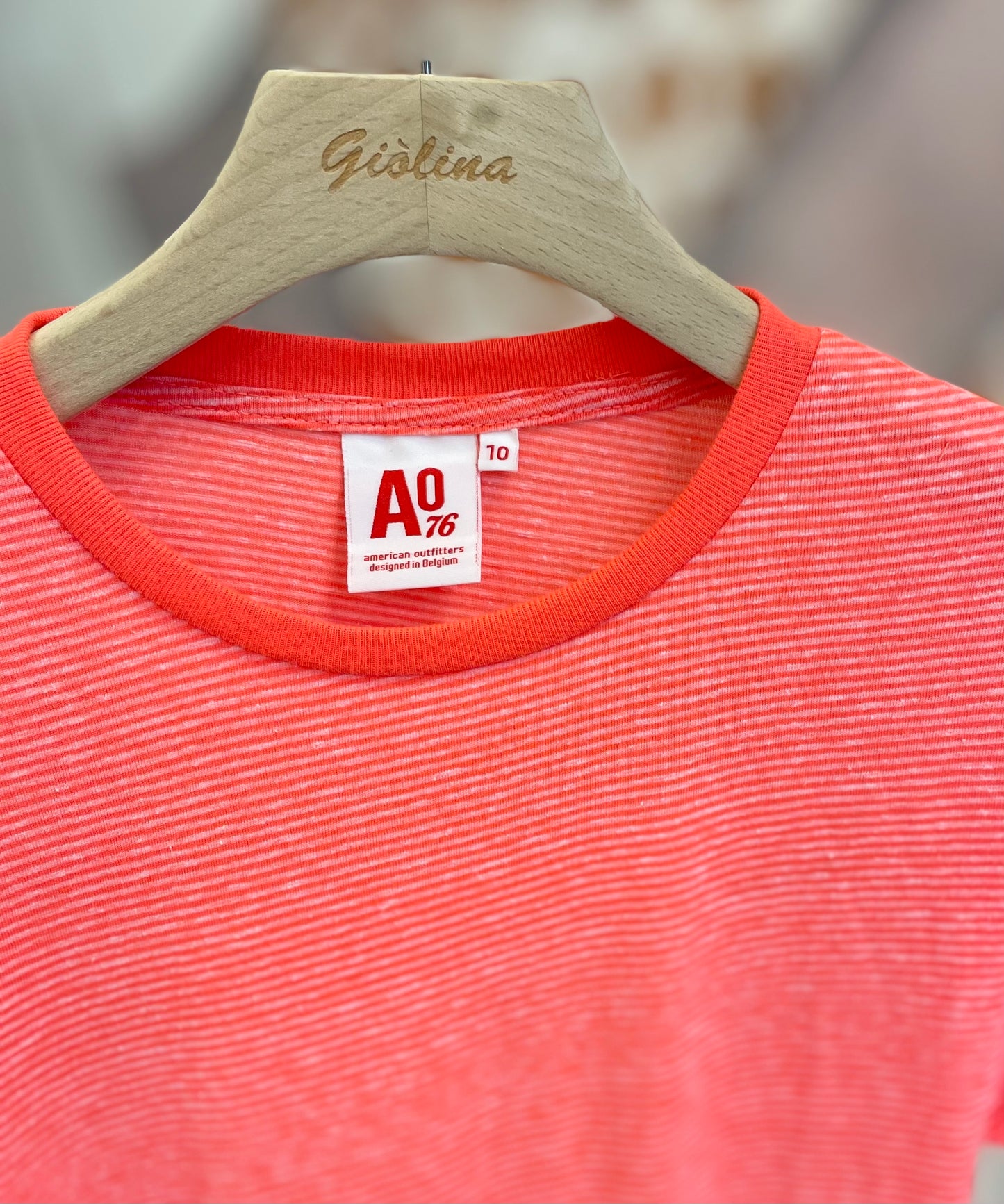 Abito cut out mille righe in maglia corallo