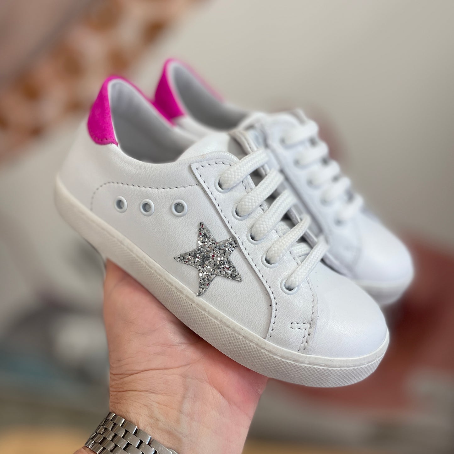 Sneaker in pelle bianca con stella glitter argento e piumoncino Fuxia