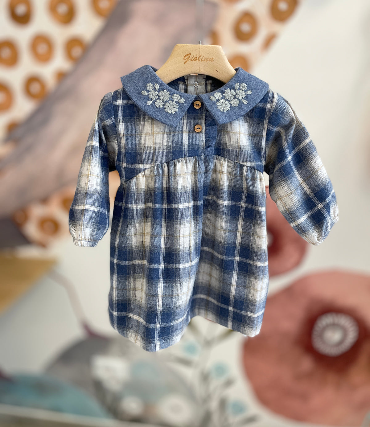 Abito check con colletto ricamato