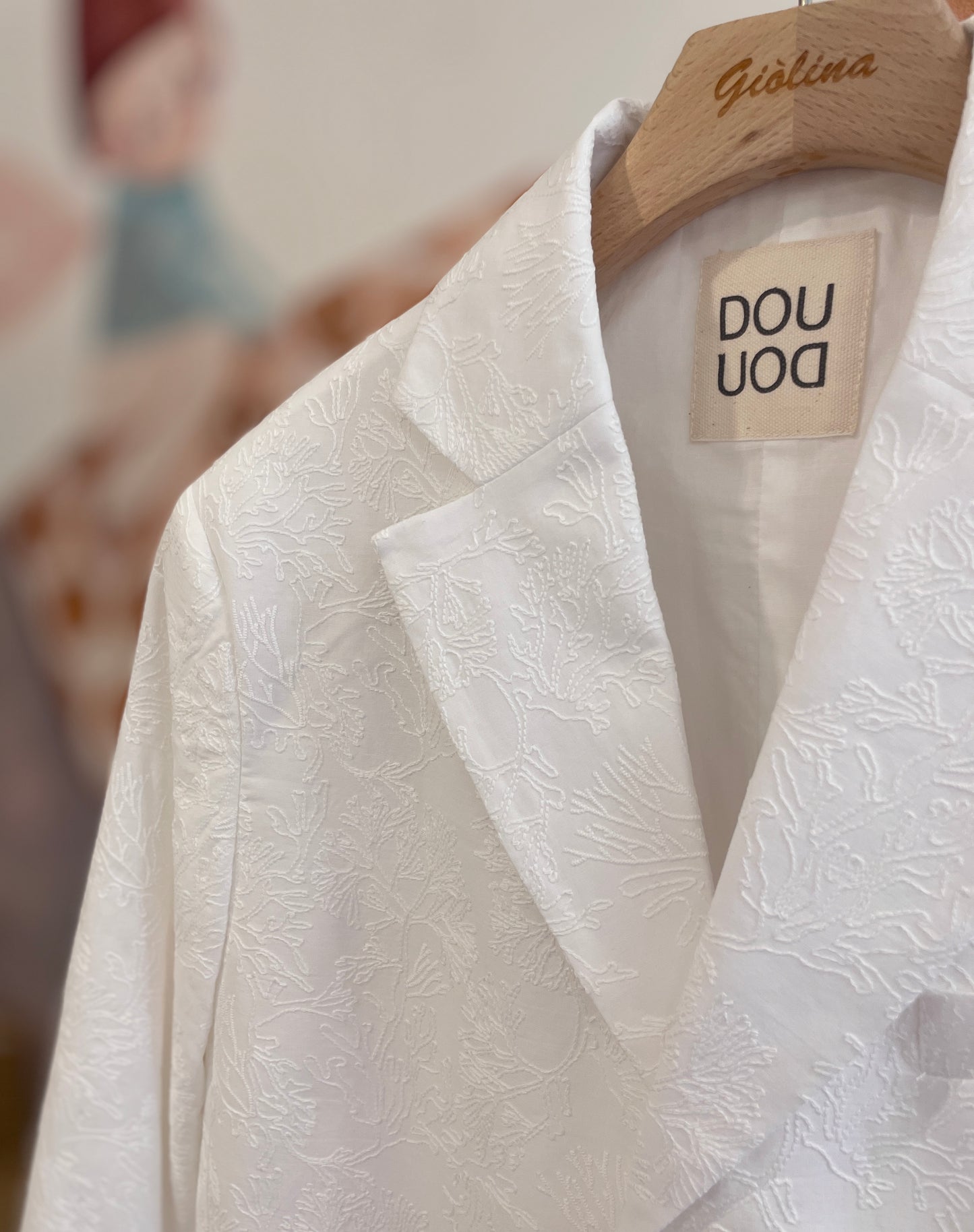Giacca lavorata bianca con blusa ricamata e denim