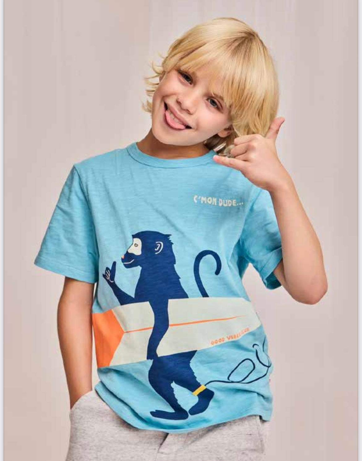 T-shirt tavola da surf e jeans bluette