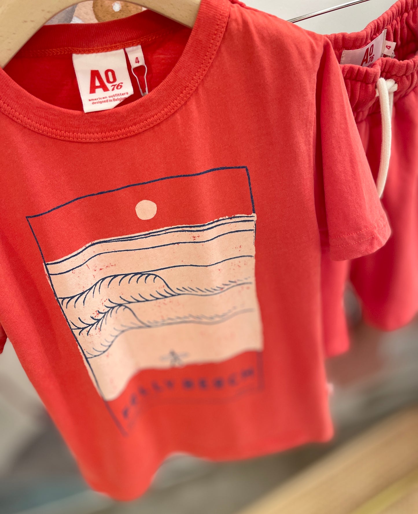 Completo T-shirt stampa e bermuda in felpa corallo