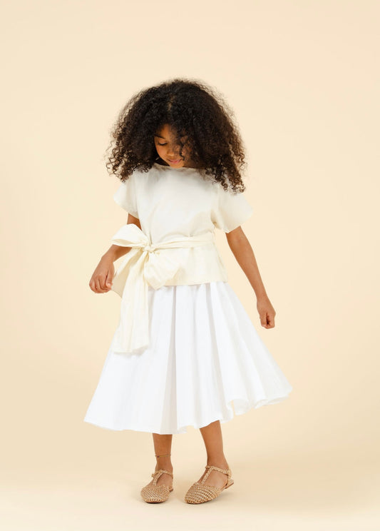 Camicia burro, gonna a ruota bianca, cintura fiore, pantagonna burro, top bianco con fiocco, giacca/camicia burro