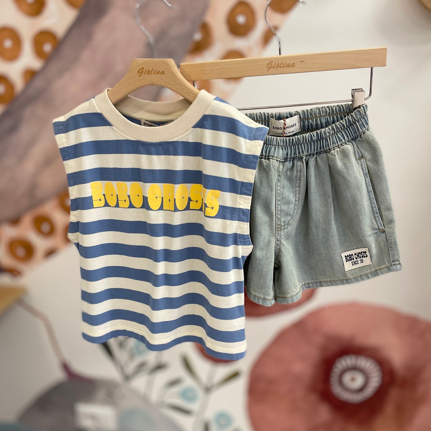 T-shirt smanicata rigata con shorts
