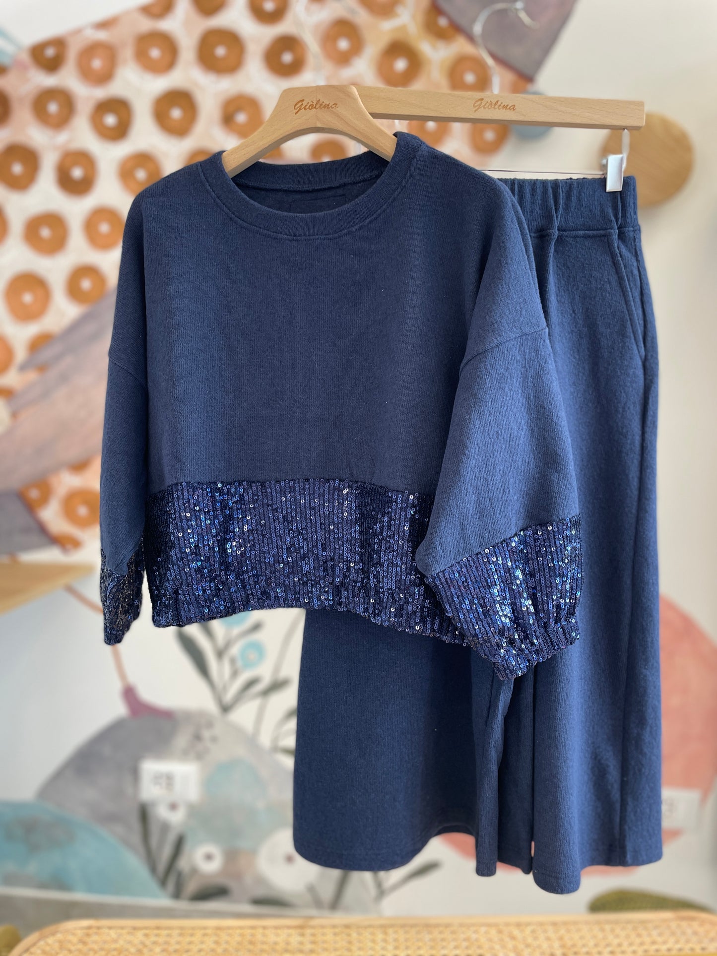 Completo caldo cotone, maglia con elastico in paillettes e pantagonna ampia blu