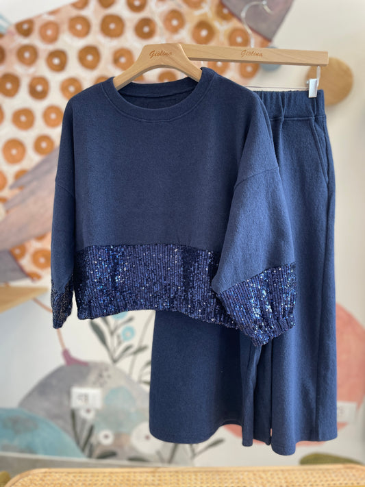 Completo caldo cotone, maglia con elastico in paillettes e pantagonna ampia blu