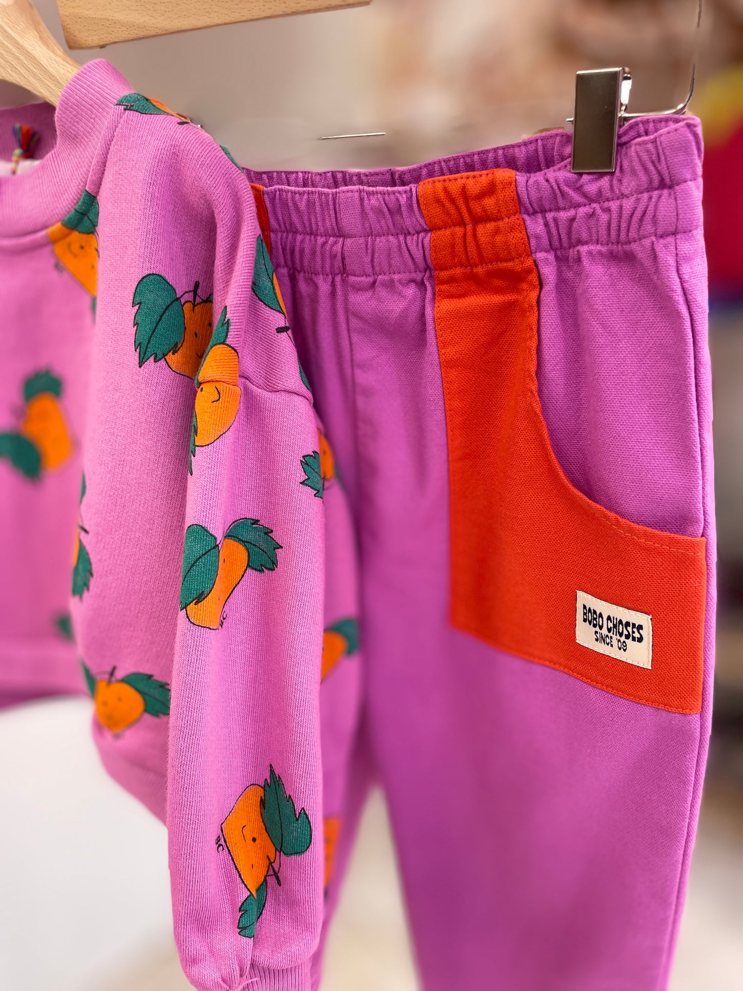 Felpa e top stampa albicocche, pantalone in cotone magenta e calza abbinata