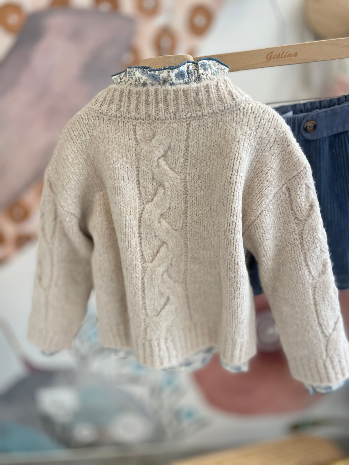 Cardigan con camicia a fiori e bermuda in velluto elasticizzato avio
