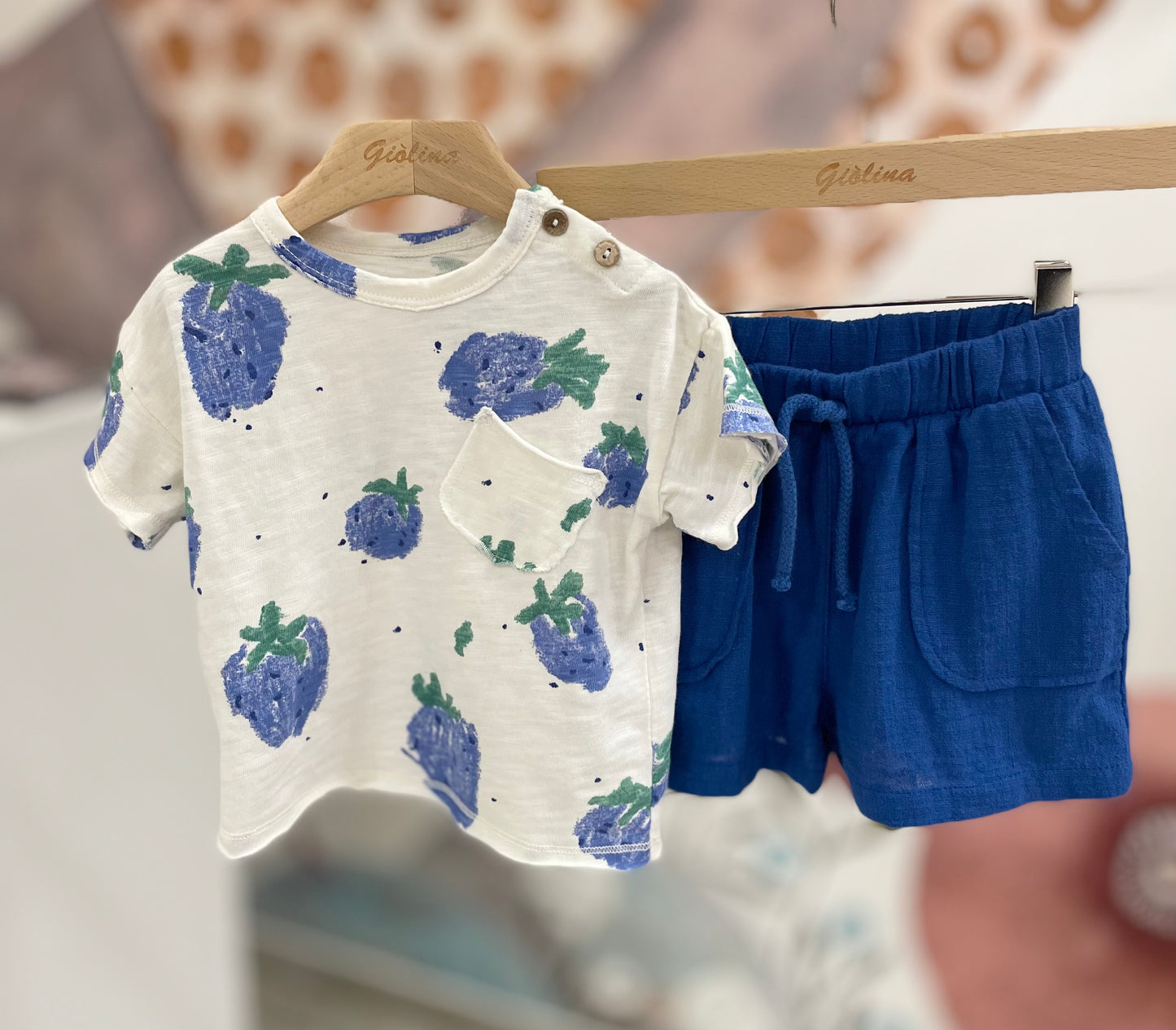 T-shirt fragole blu con bermuda in lino baby