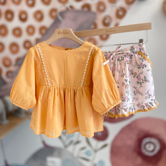 Blusa con manica a palloncino zafferano e shorts fantasia fiorata base rosa