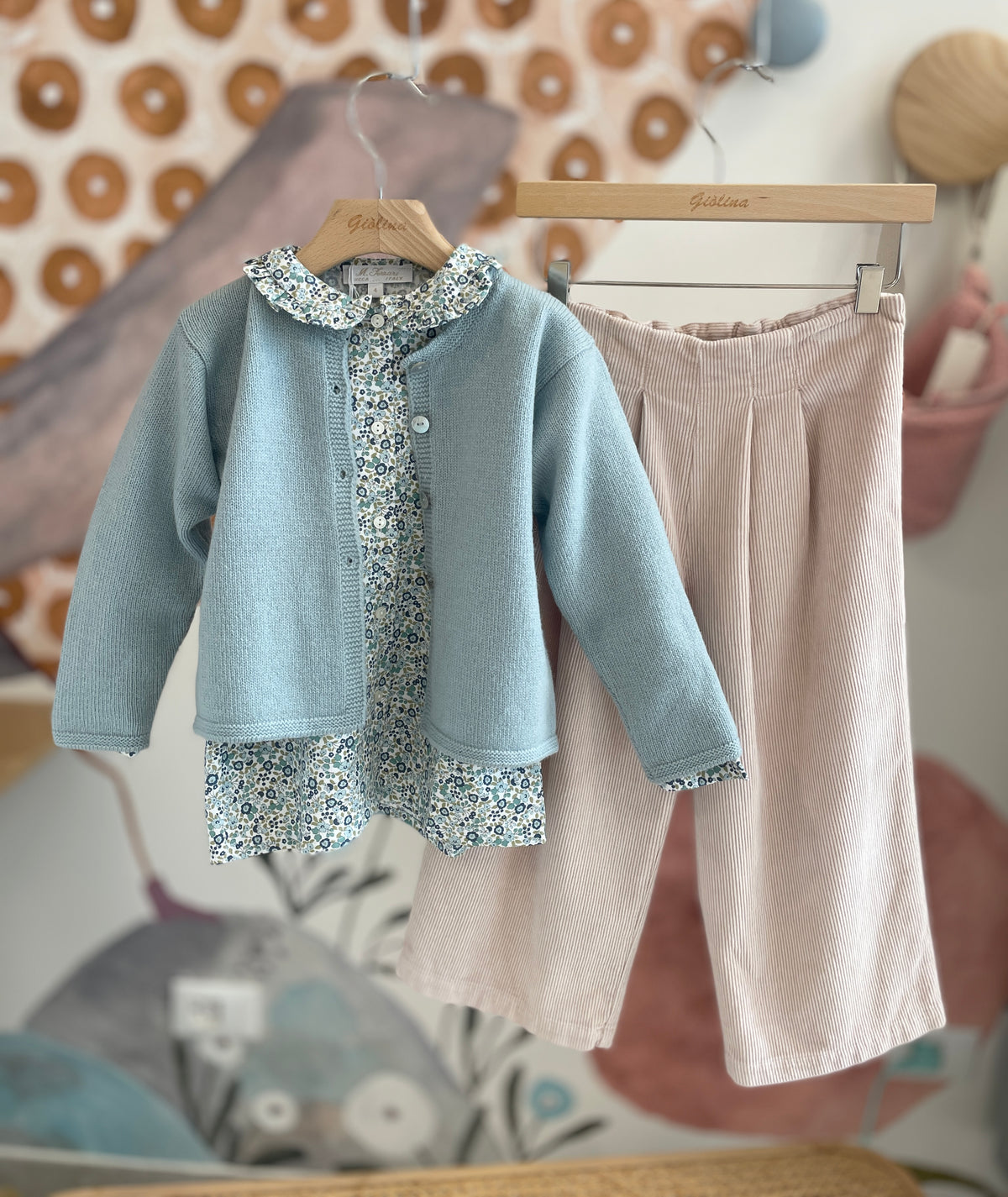 Completo giacchina latte menta  , camicia fiorata e pantalone velluto