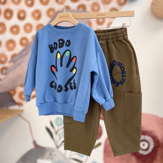 Pantalone militare e felpa bluette mano