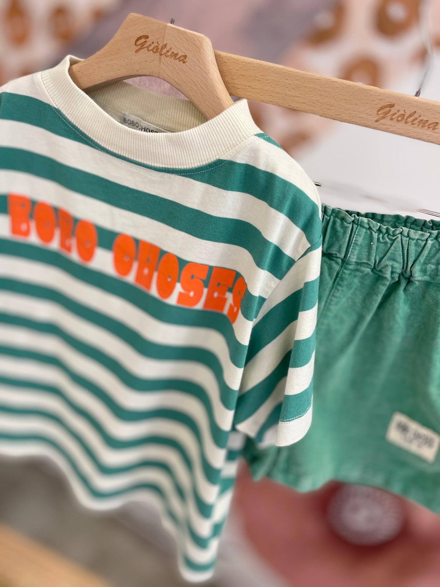 T-shirt rigatalogata e short verde acqua