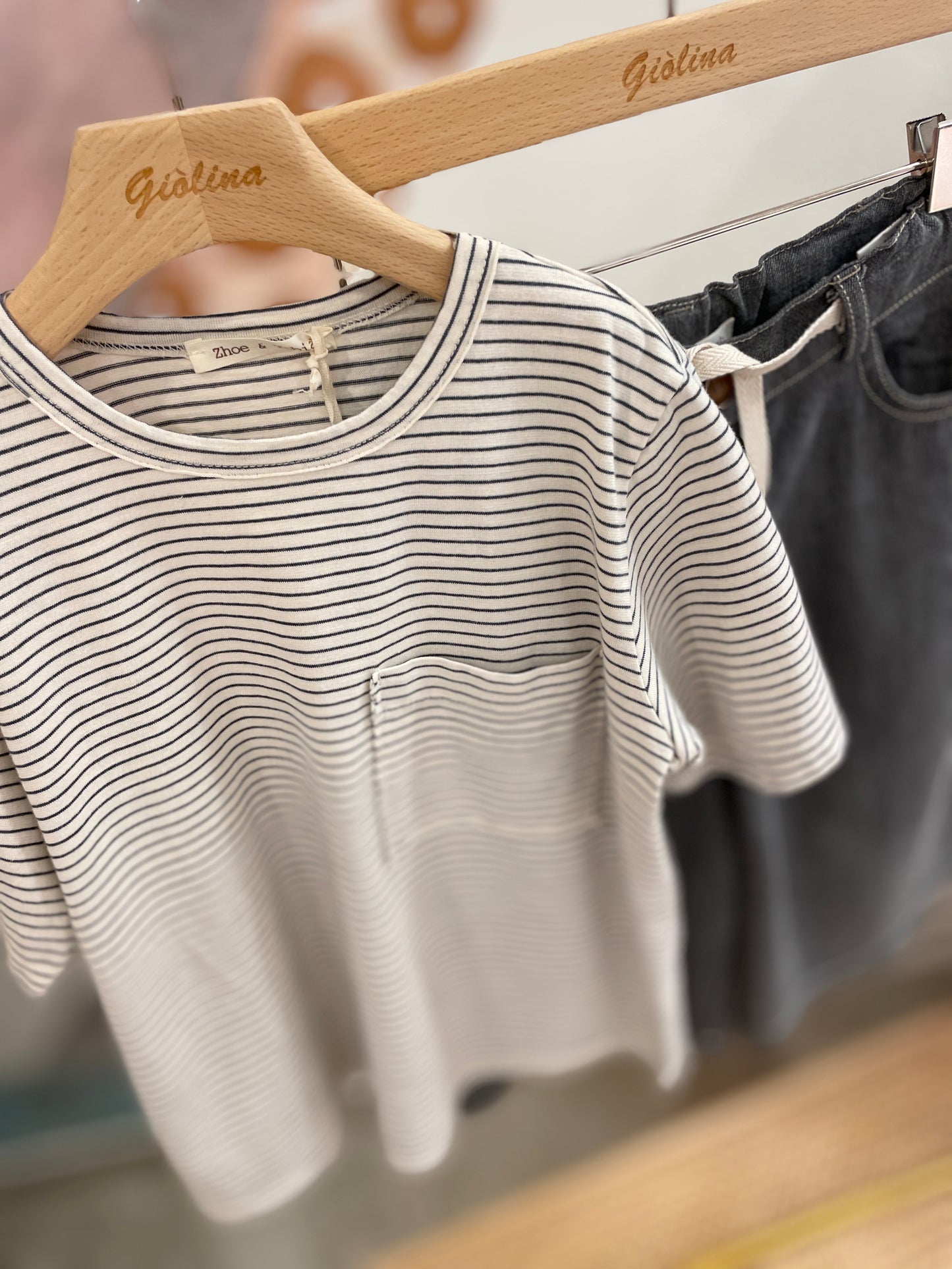T-shirt rigata con taschino e Bermuda lungo ardesia