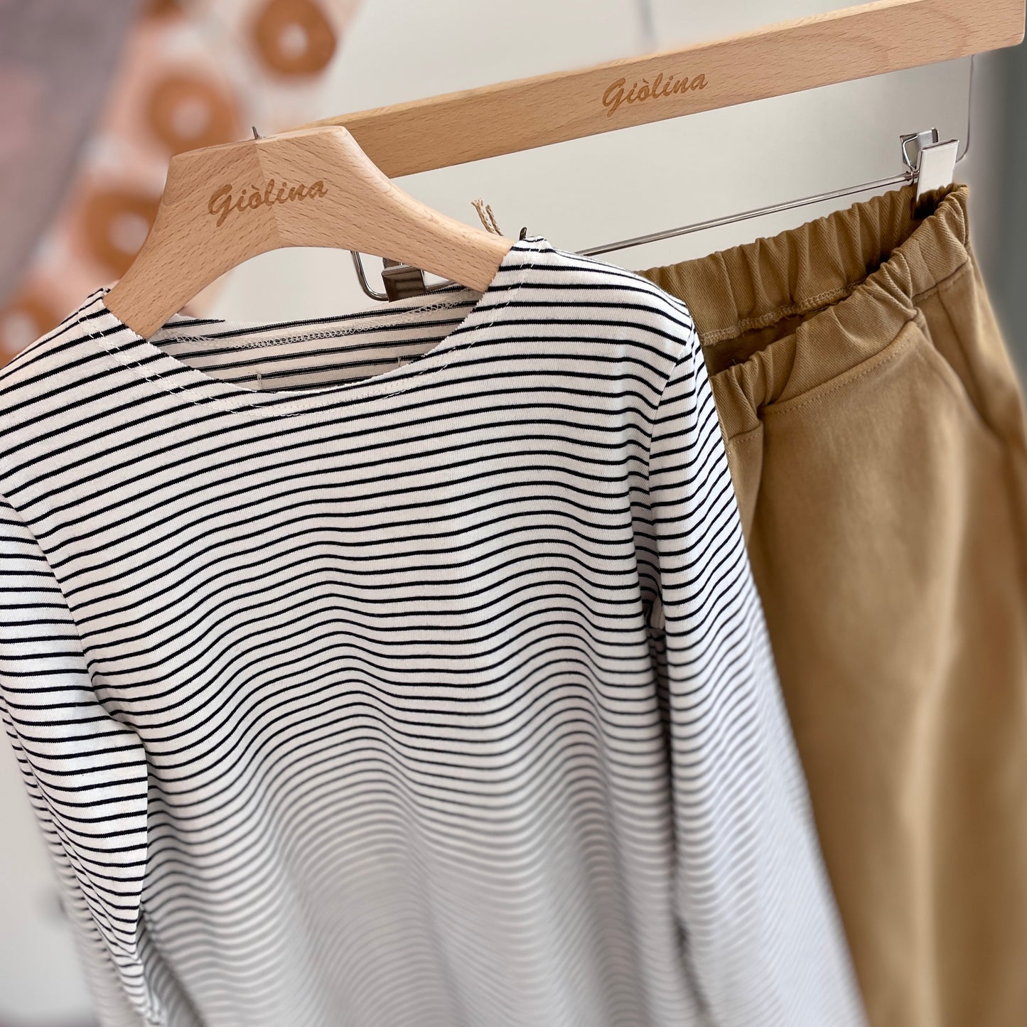 T-shirt mille righe con pantalone senape