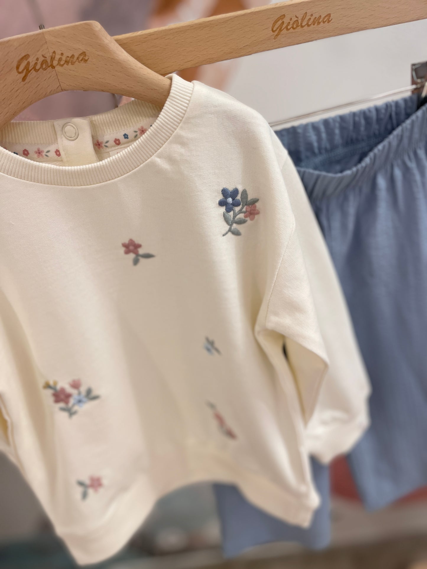 Completo azzurro in cotone seersucker e felpina latte ricamata