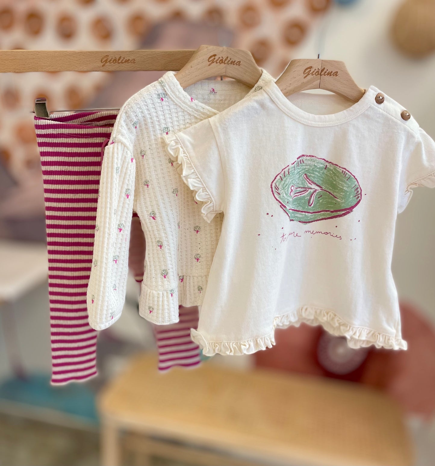 Completo t-shirt con leggings rigato e cardigan