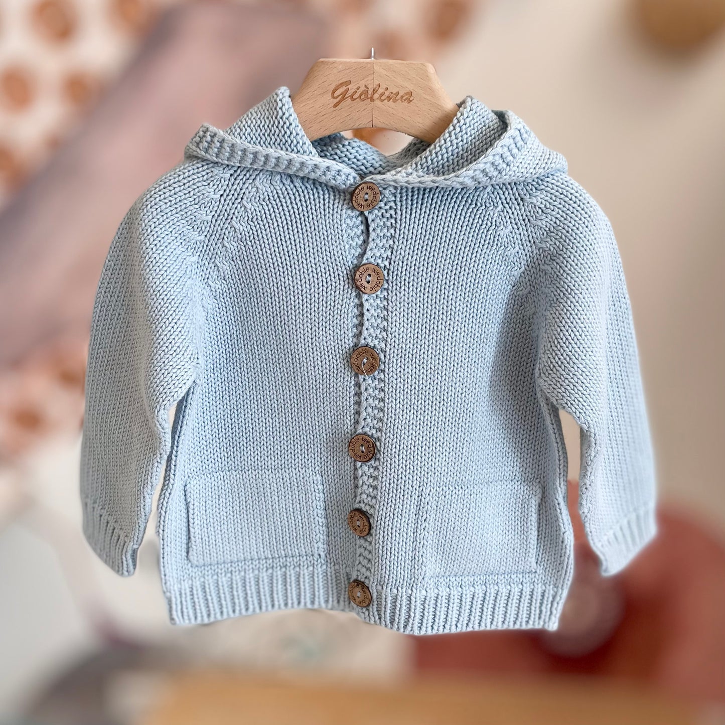 Cardigan con bottoncini in legno e cappuccio