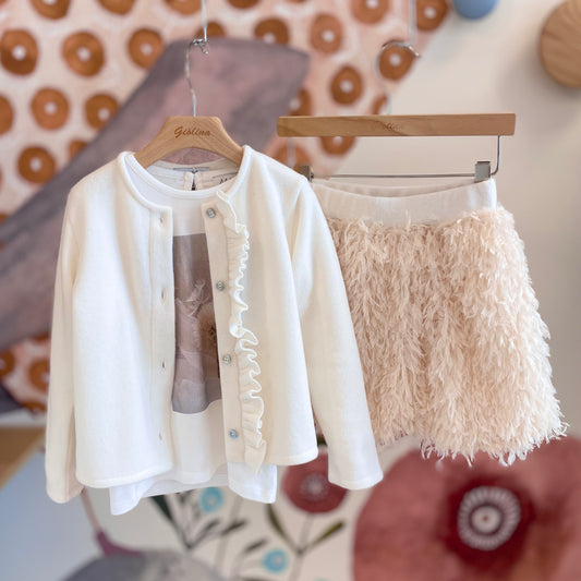 T-shirt soffioni con cardigan rouges e gonna piumette