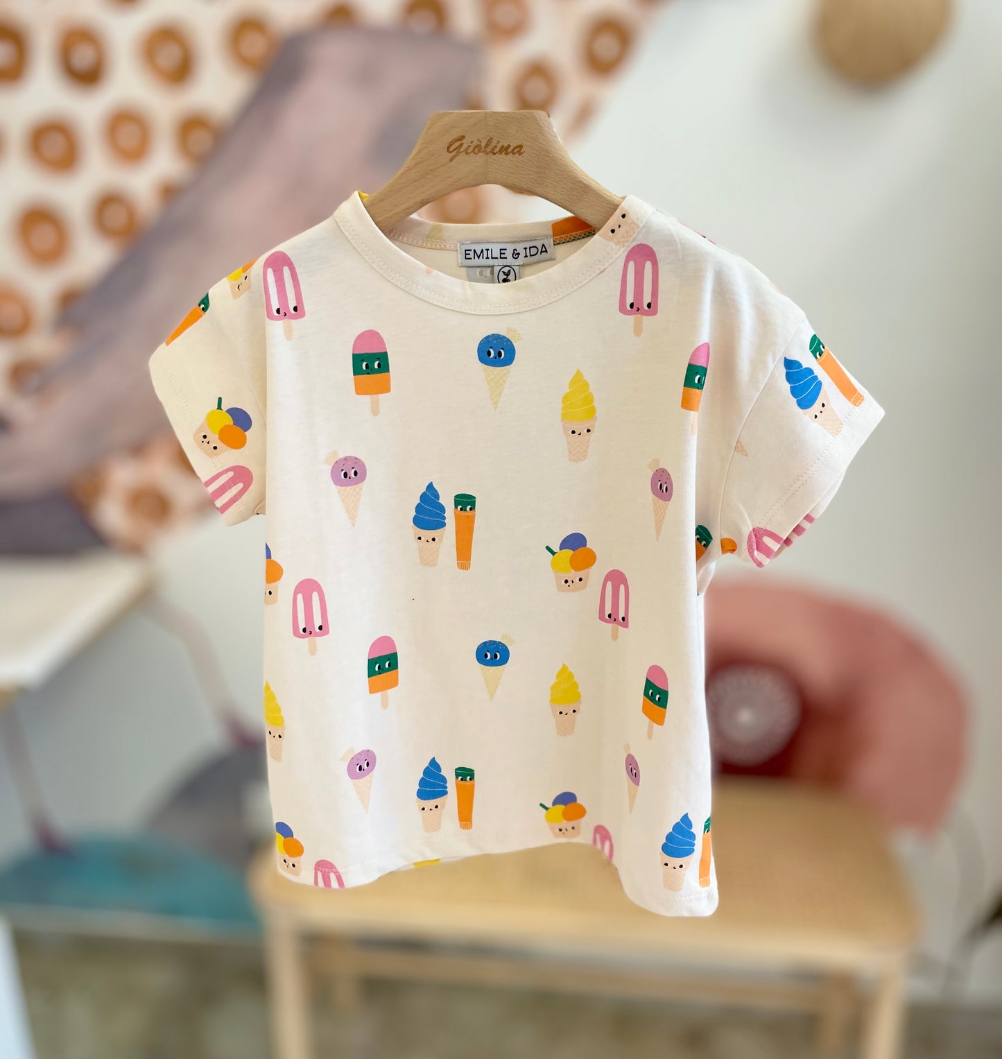 T-shirt gelati con pantalone con fusciacca