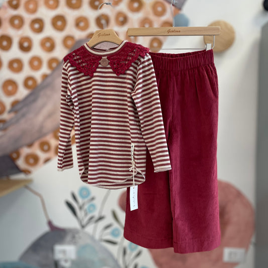 T-shirt rigata com colletto pantalone largo bordeaux e giacca
